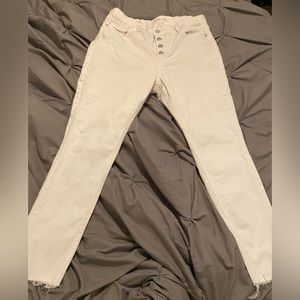 White skinny leg jean